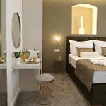 Ma Pe Luxury Split