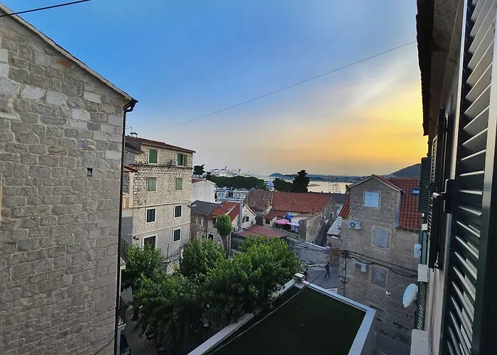 Ma Pe Luxury Split